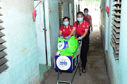 Các tình nguyện viên của chương trình “Triệu bữa cơm” đến hỗ trợ những người có hoàn cảnh khó khăn tại các khu dân cư chịu ảnh hưởng của đại dịch Covid-19.