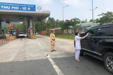 Lực lượng chức năng tại các chốt kiểm soát chặt chẽ người và phương tiện vào tỉnh Vĩnh Phúc.