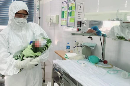Em bé nặng 2,2 kg chào đời trong khu cách ly.