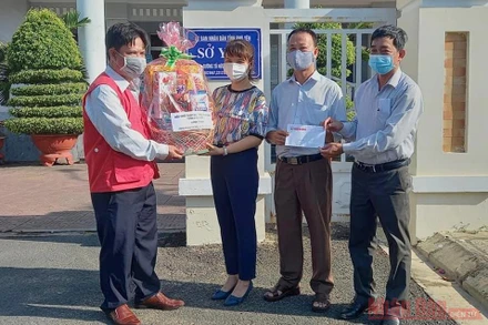 Thăm và tặng quà cho lực lượng chống dịch Covid-19 trên địa bàn. 