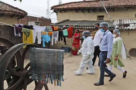 Nhân viên y tế tới làng Sikanderpur, quận Chandauli, bang Uttar Pradesh để lấy mẫu xét nghiệm Covid-19 và vận động người dân tiêm phòng. (Ảnh: AP)