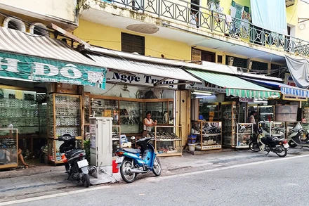 Cần kiểm tra chất lượng sản phẩm tại các cửa hàng kinh doanh kính.