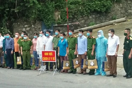 Các lực lượng chức năng thông báo quyết định chấm dứt phong tỏa y tế tại bản Ho Luông 2.