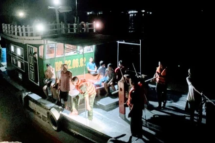 Tàu BP 02-06-02 đưa bảy ngư dân vào bờ chăm sóc.