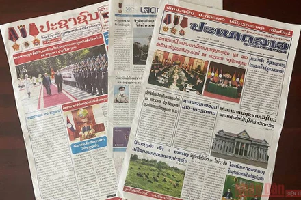 Báo chí Lào ngày 30/6 đưa tin về chuyến thăm Việt Nam của Tổng Bí thư, Chủ tịch nước Lào.