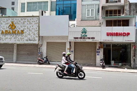 Nhiều cửa hàng ở trung tâm quận 1 tạm đóng cửa để phòng dịch.