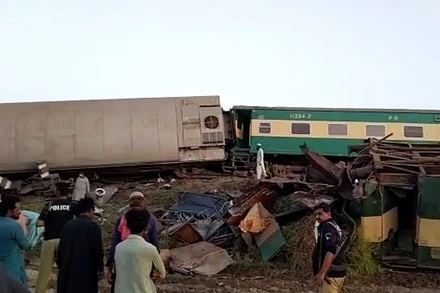 Hiện trường vụ va chạm tàu tại quận Ghotki sáng 7-6. (Ảnh: AP)