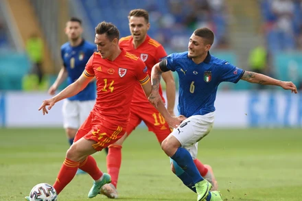 Thi đấu thiếu người khiến Xứ Wales mất dần thế trận về các cầu thủ Italia. (Ảnh: UEFA)