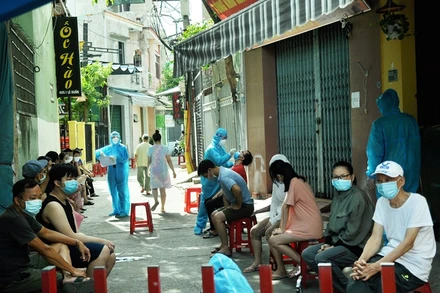 Lấy mẫu xét nghiệm diện rộng trong khu vực tam giác Lê Duẩn - Hoàng Hoa Thám - Lý Thái Tổ (Đà Nẵng) phát hiện nhiều ca mắc Covid-19, ngày 22-6. (Ảnh: Anh Đào)