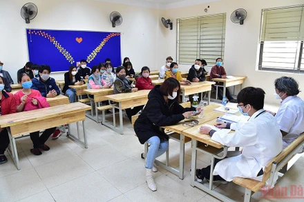 Khám sàng lọc trước khi tiêm vaccine ngừa Covid-19. (Ảnh: THÀNH ĐẠT)