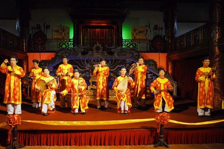 Biểu diễn nghệ thuật với nhạc cụ truyền thống.