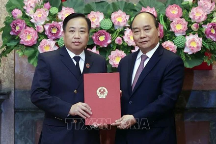 Chủ tịch nước Nguyễn Xuân Phúc trao Quyết định bổ nhiệm chức vụ Phó Chánh án Tòa án nhân dân tối cao cho ông Phạm Quốc Hưng. (Ảnh: TTXVN)