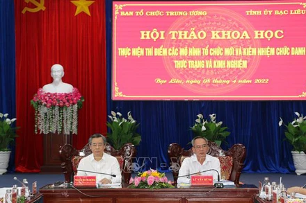 Đồng chí Nguyễn Quang Dương, Phó Trưởng Ban Tổ chức Trung ương và đồng chí Lữ Văn Hùng, Bí thư Tỉnh ủy Bạc Liêu đồng chủ trì hội thảo. (Ảnh: TTXVN)