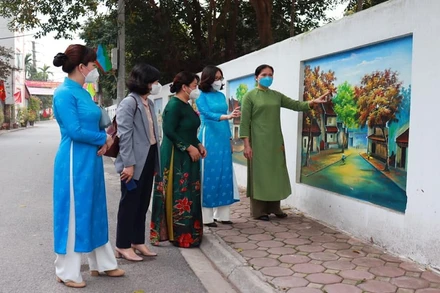 Trang trí đường làng, ngõ xóm tạo cảnh quan sạch đẹp tại huyện Gia Lâm.