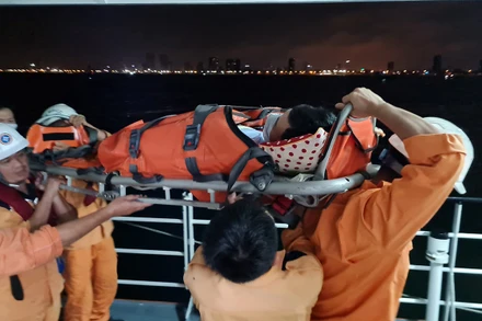 Vận chuyển bệnh nhân về bờ an toàn.