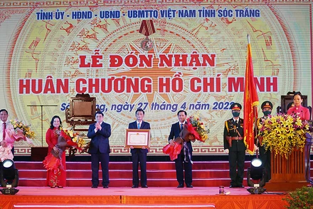 Thủ tướng Phạm Minh Chính trao Huân chương Hồ Chí Minh cho Đảng bộ, chính quyền và nhân dân tỉnh Sóc Trăng.