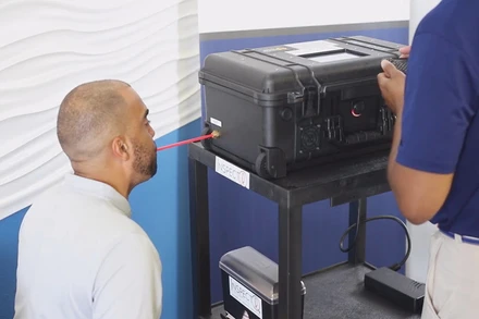 Thiết bị xét nghiệm Covid-19 bằng hơi thở vừa được FDA Mỹ cấp phép khẩn cấp. (Ảnh: CBS)