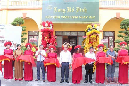 Cắt băng khai mạc triển lãm chuyên đề “Từ Long Hồ dinh đến tỉnh Vĩnh Long ngày nay”. 