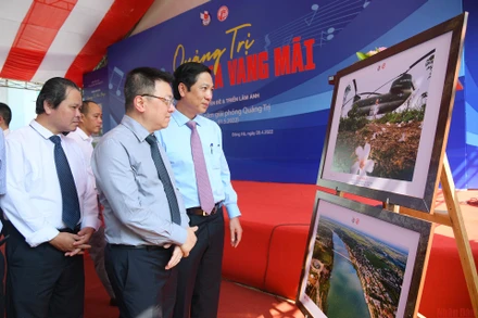 Đồng chí Lê Quốc Minh cùng các đại biểu tham quan triển lãm.   