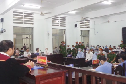 Các bị cáo nghe bản án. (Ảnh: PHONG NGUYÊN)