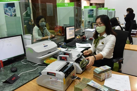Khách hàng giao dịch tại chi nhánh Vietcombank.
