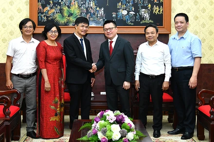 Lãnh đạo Báo Nhân Dân và lãnh đạo Hội Nhà báo tỉnh Kon Tum, Báo Kon Tum tại buổi tiếp. Ảnh: ĐĂNG KHOA