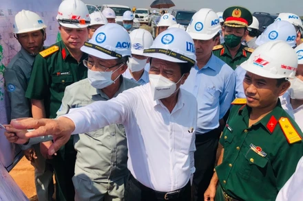 Phó Thủ tướng Lê Văn Thành kiểm tra tiến độ trên công trường dự án sân bay Long Thành.