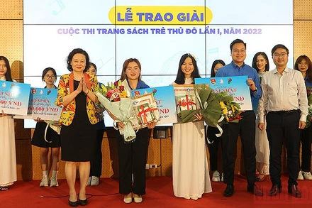 Đại diện Ban tổ chức Cuộc thi “Trang sách trẻ Thủ đô” trao giải nhất tặng các thí sinh Bùi Hà My và Nguyễn Thị Ánh Dương. 