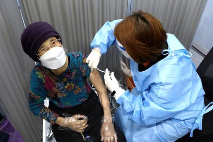 Người cao tuổi Hàn Quốc tiêm vaccine Pfizer-BioNTech phòng Covid-19 tại 1 trung tâm tiêm chủng ở Seoul, Hàn Quốc. (Ảnh: Reuters)