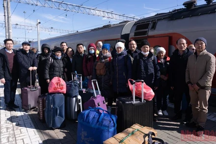 Đón công dân Việt Nam tại ga tàu ở Moskva. (Ảnh: Thanh Thể) 