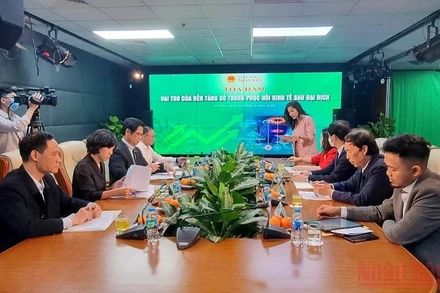 Các đại biểu tham dự tọa đàm thảo luận về vai trò của nền tảng số trong nền kinh tế hiện nay.