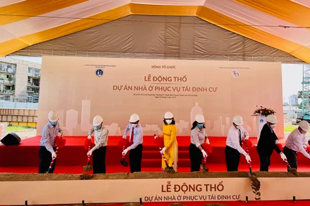 Nghi thức động thổ dự án xây dựng 1.750 căn hộ tái định cư.