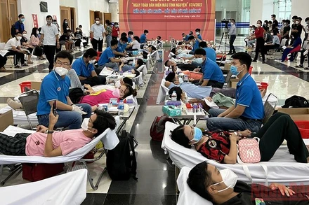 Nhiều lãnh đạo sở, ngành, địa phương và người dân tham gia hiến máu tình nguyện.