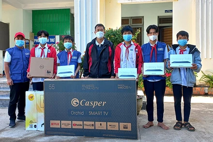 Trao tặng thiết bị cho học sinh Trường THCS Đăk Ruồng, Kon Tum. (Ảnh: Plan International Việt Nam)