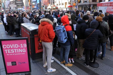 Xếp hàng chờ xét nghiệm Covid-19 ở Quảng trường Thời đại, thành phố New York, Mỹ. (Ảnh: Reuters)