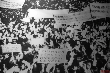 Nhân dân vùng Nam vĩ tuyến 17 đấu tranh đòi chính quyền Sài Gòn thi hành Hiệp định Geneve. (Ảnh: Tư liệu Bảo tàng đôi bờ Hiền Lương-Bến Hải)