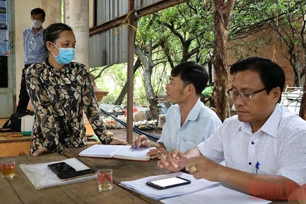 Cán bộ huyện Long Thành tiếp nhận kiến nghị của người dân trong vùng Dự án Sân bay Long Thành về bồi thường, tái định cư.