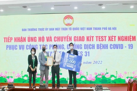 Mặt trận Tổ quốc thành phố Hà Nội tiếp nhận và chuyển giao 11 nghìn kít xét nghiệm từ Công ty Dược phẩm Pharmacity.