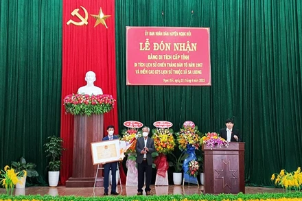 Trao Bằng xếp hạng di tích cấp tỉnh đối với Di tích lịch sử Chiến thắng Đăk Tô năm 1967 và Điểm cao 875 lịch sử cho Ủy ban nhân dân huyện Ngọc Hồi, tỉnh Kon Tum.