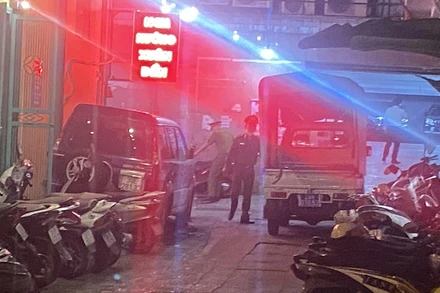 Lực lượng chức năng khám xét trụ sở Công ty Cổ phần Chứng khoán Trí Việt.