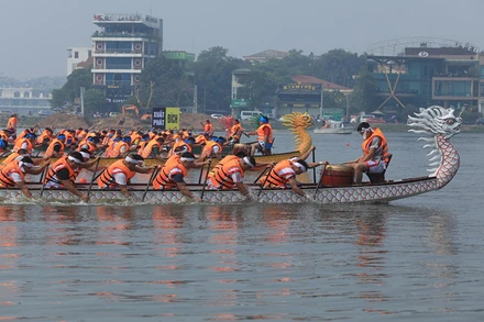 Các đội chải tham gia thi tài trên hồ Công viên Văn Lang.