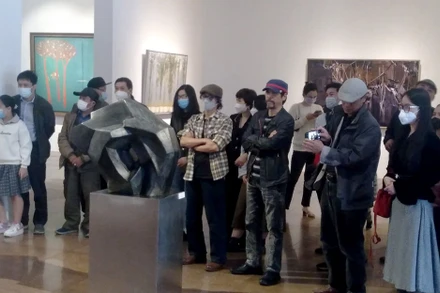 Các họa sĩ trong lễ khai mạc triển lãm. (Ảnh: Ban tổ chức)