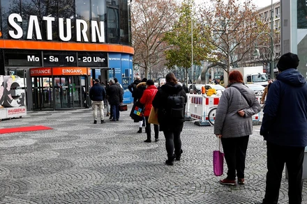 Người mua sắm xếp hàng trước cửa hàng điện tử Saturn trên đại lộ Tauentzienstrasse ở Berlin, Đức, ngày 14/12/2020. (Ảnh: Reuters)