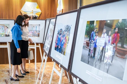 Trưng bày những hình ảnh đáng nhớ về hành trình 17 năm ActionAid Việt Nam (AAV) đồng hành cùng người dân và Thành phố Hải Phòng.