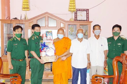 Đại tá Bùi Văn Bình, Phó Chỉ huy trưởng Nghiệp vụ Bộ đội Biên phòng tỉnh Sóc Trăng tặng quà, chúc tết sư sãi, Ban quản trị chùa Soài Côn, phường 2, thị xã Vĩnh Châu. 