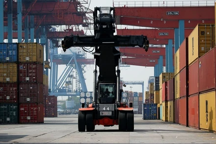 Bốc dỡ container tại cảng Tanjung Priok, Jakarta, Indonesia. (Ảnh: Reuters)