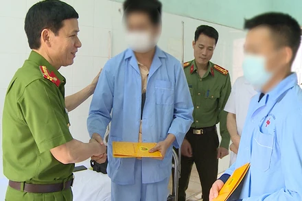 Lãnh đạo Công an tỉnh Thanh Hóa động viên đồng đội yên tâm điều trị, sớm bình phục sức khỏe.