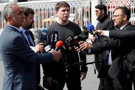 Cố vấn Tổng thống Ukraine, ông Mykhailo Podolyak trả lời báo giới sau cuộc đàm phán với phái đoàn Nga tại Istanbul, Thổ Nhĩ Kỳ, ngày 29/3/2022. (Ảnh: Reuters)