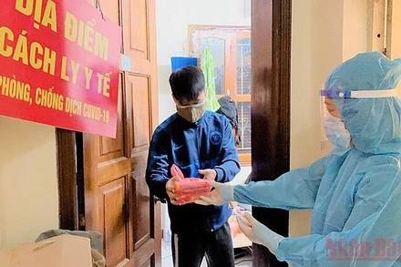 Đoàn viên, thanh niên tình nguyện hỗ trợ người bệnh F0 chữa trị tại nhà.