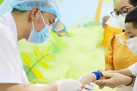 Trẻ kiểm tra lại sức khỏe sau nhiễm Covid-19. (Ảnh: Bệnh viện Nhi Trung ương)